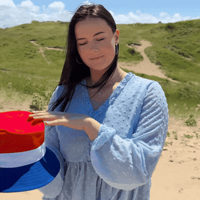 Vrouw toont omkeerbare functionaliteit van het Nederlandse Gigandia bucket hat